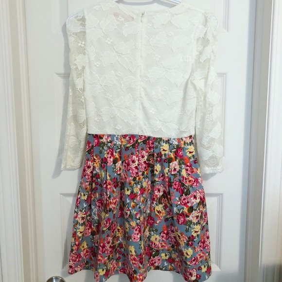 Floral dress with white lace top and 3/4 sleeves - Picture 2 of 5